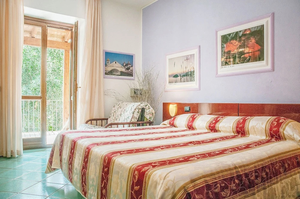 Classic Double room with balcony (full double bed)