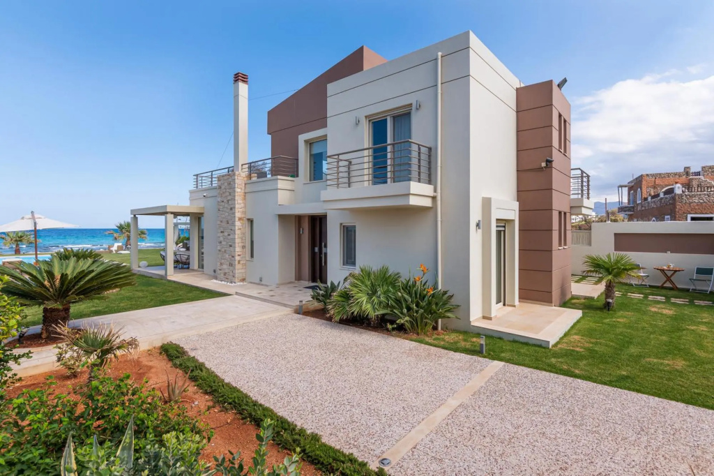 Beachfront Villa Diamond with a heated pool