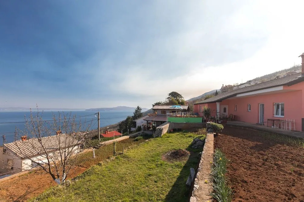 Apartment Lucia & Holiday Home Nino