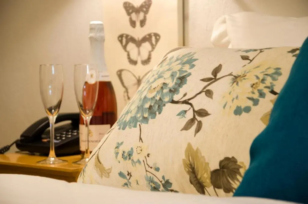 標準雙人房，設有露台及大床