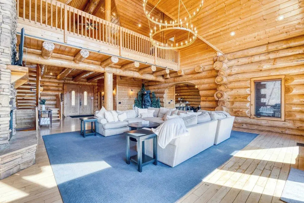 Sleeps 21 Luxury Cabin w/ Panoramic View, Hot Tub, Game Room Pinnacle Chalet