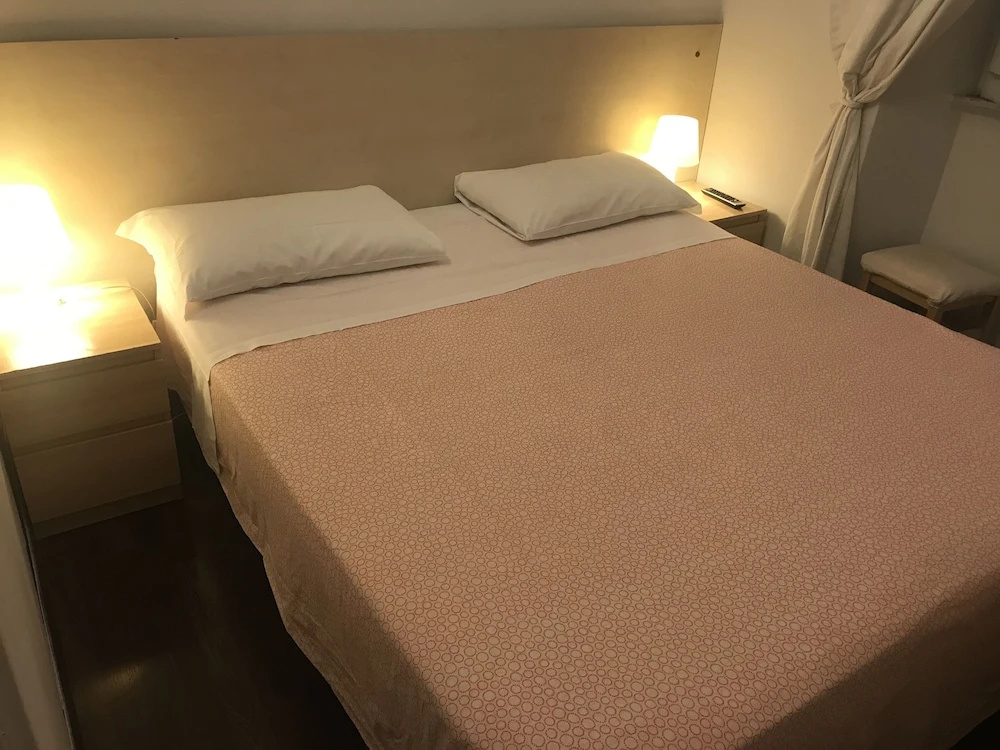 Small Double room (full double bed)