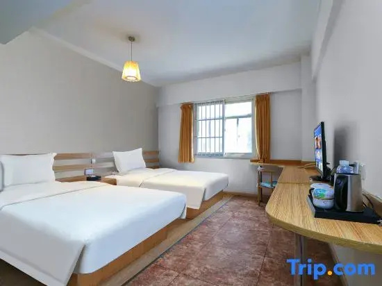 Standard room with street view