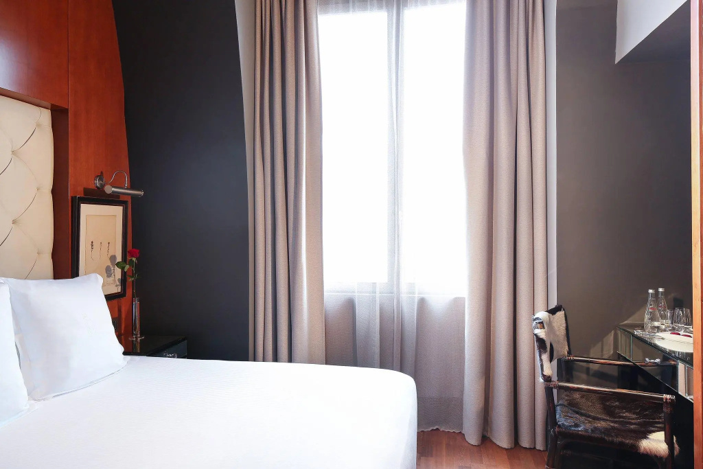 Superior Double room with city view (full double bed)