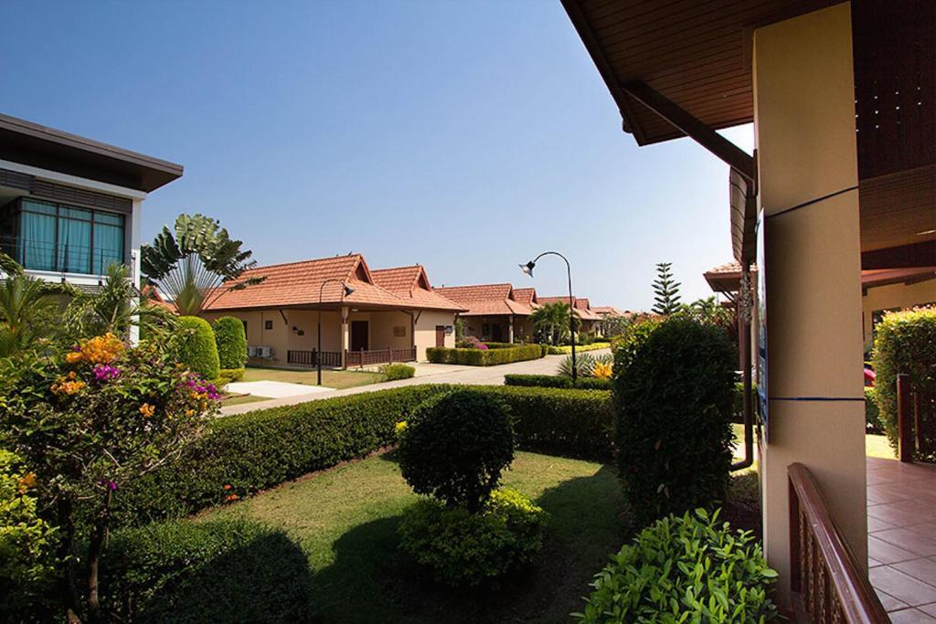 Коттедж с 3 комнатами в Sea Breeze House