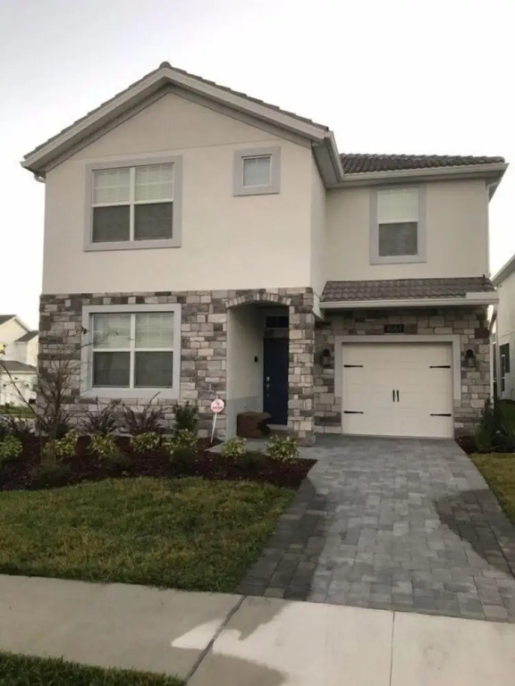 Champions Gate Luxury ! 6 Bedroom Home by RedAwning