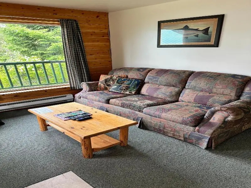 Floatplane Lodge — 5