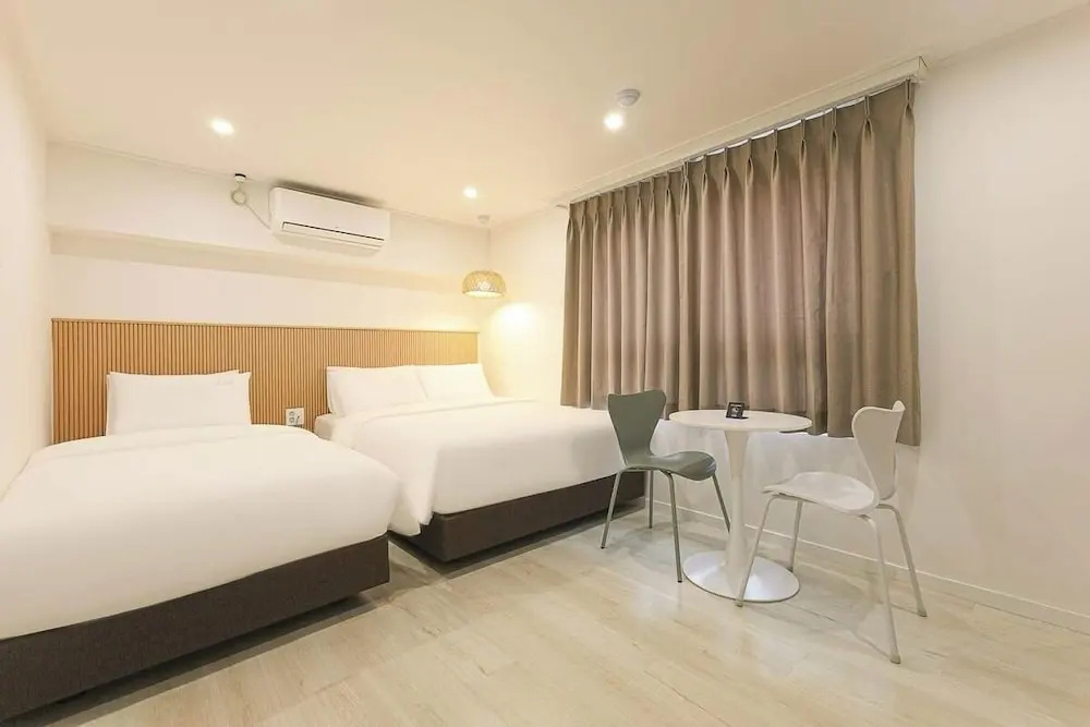 Deluxe Double room with city view (twin beds)