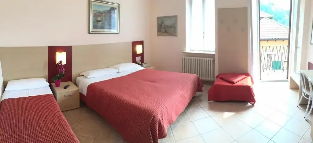 Standard Triple room with lake view