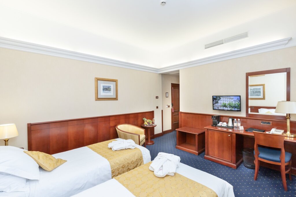 Palace Hotel by null