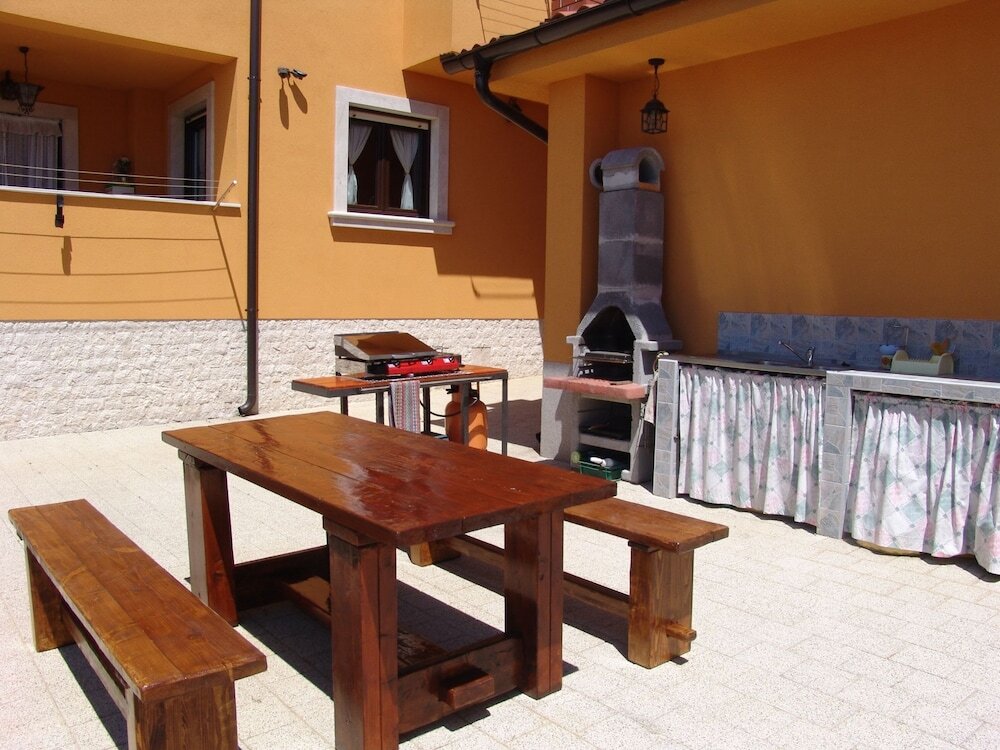 Отель Comfortable Apartment With Fenced Garden and Outdoor Terrace and Grill, Airco, фото 6