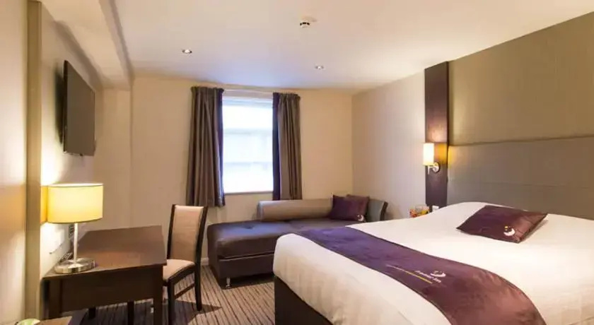 Premier Inn Heathrow M4/J4 — фото