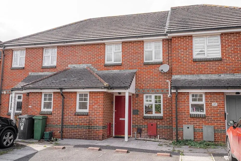 Modern 2-bed Home With Driveway Basingstoke
