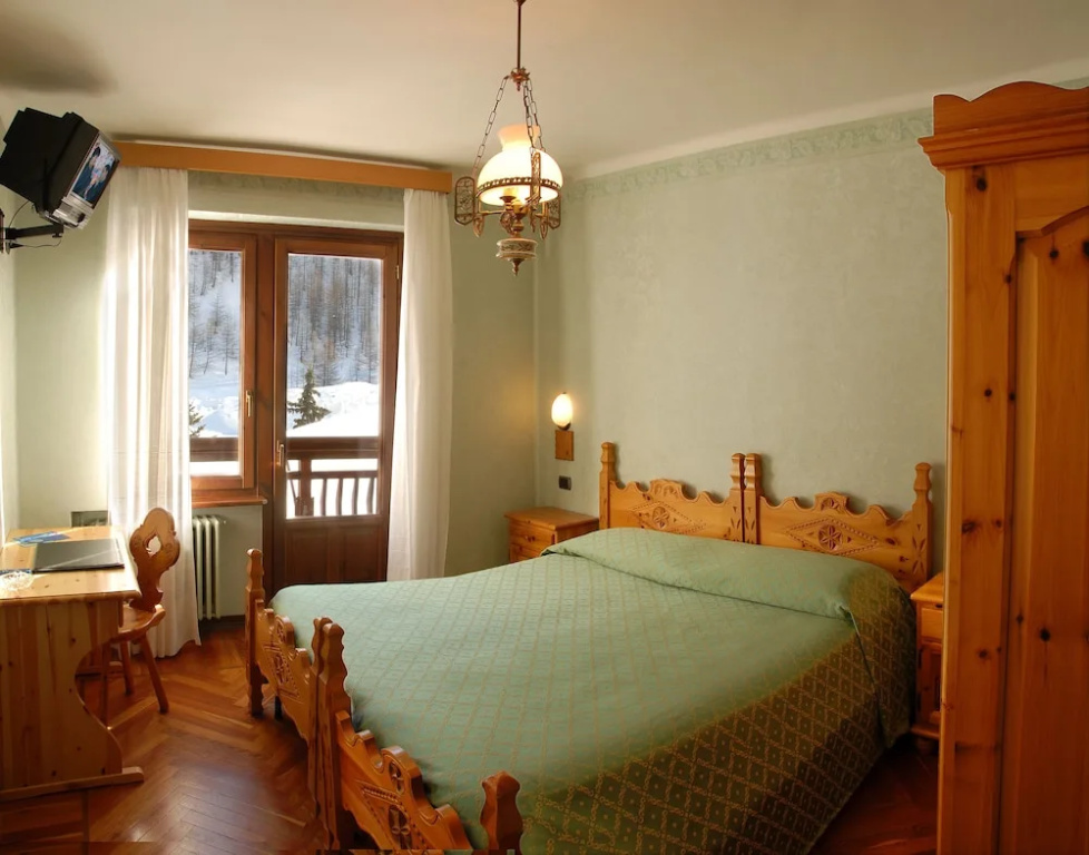 Classic Double room (full double bed)