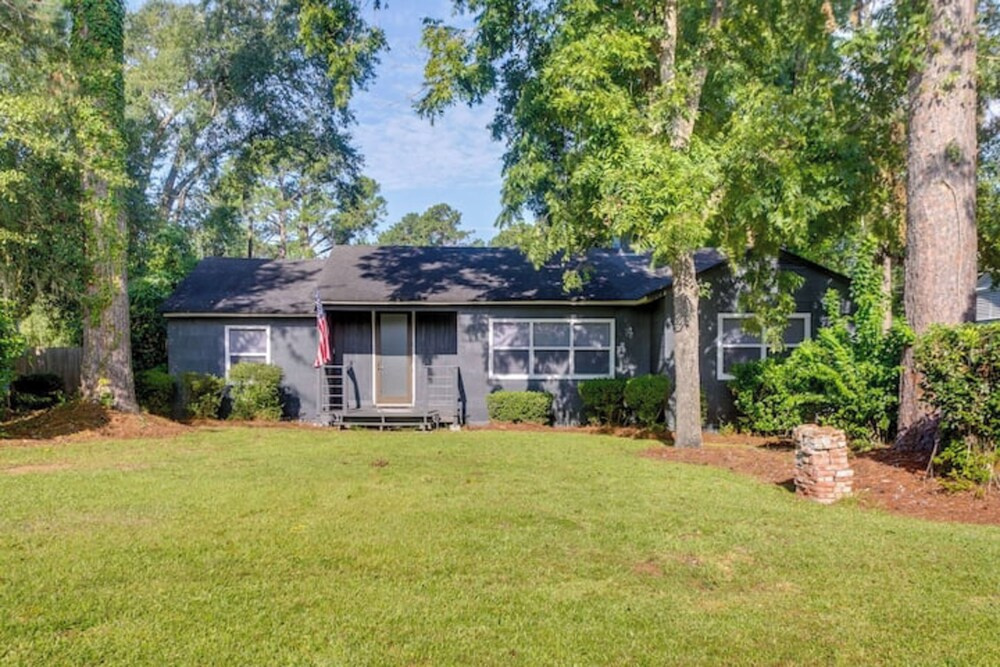3BR Charming Retreat W & Deck & Wifi