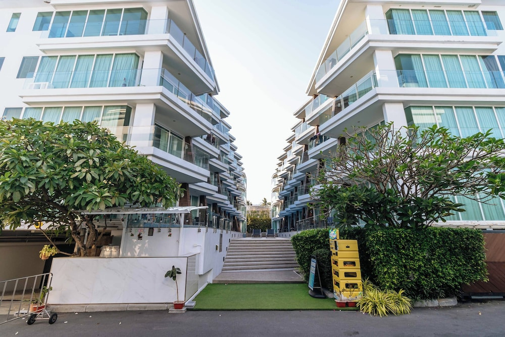 Beachfront Stay Walk to Beach C273