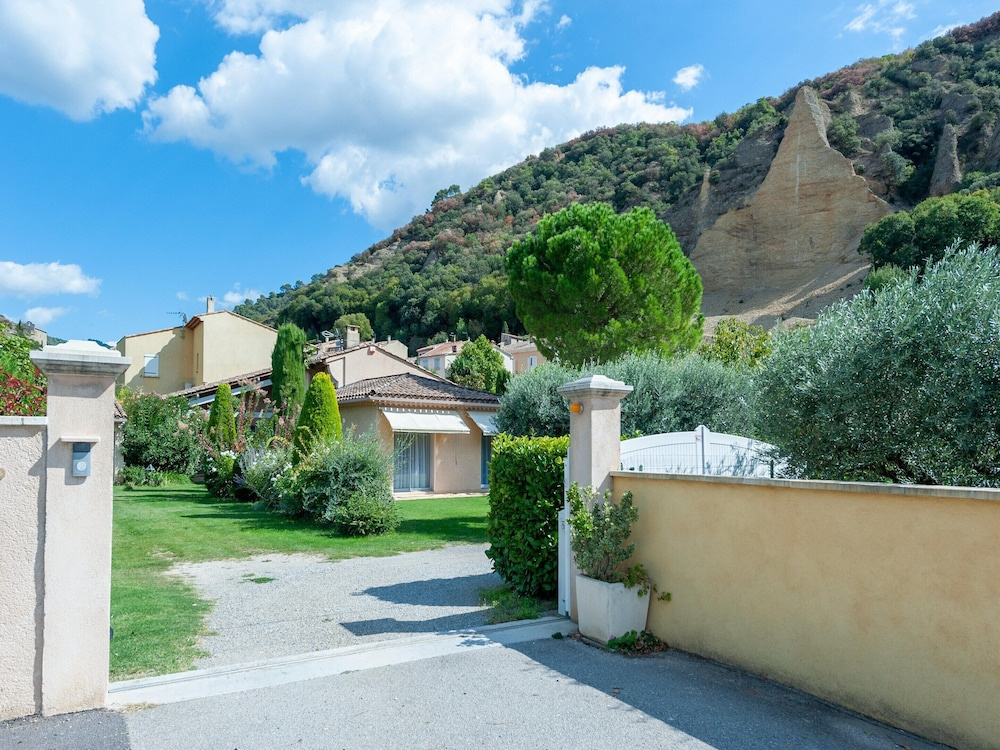 Elegant Villa in Les Mees With Garden