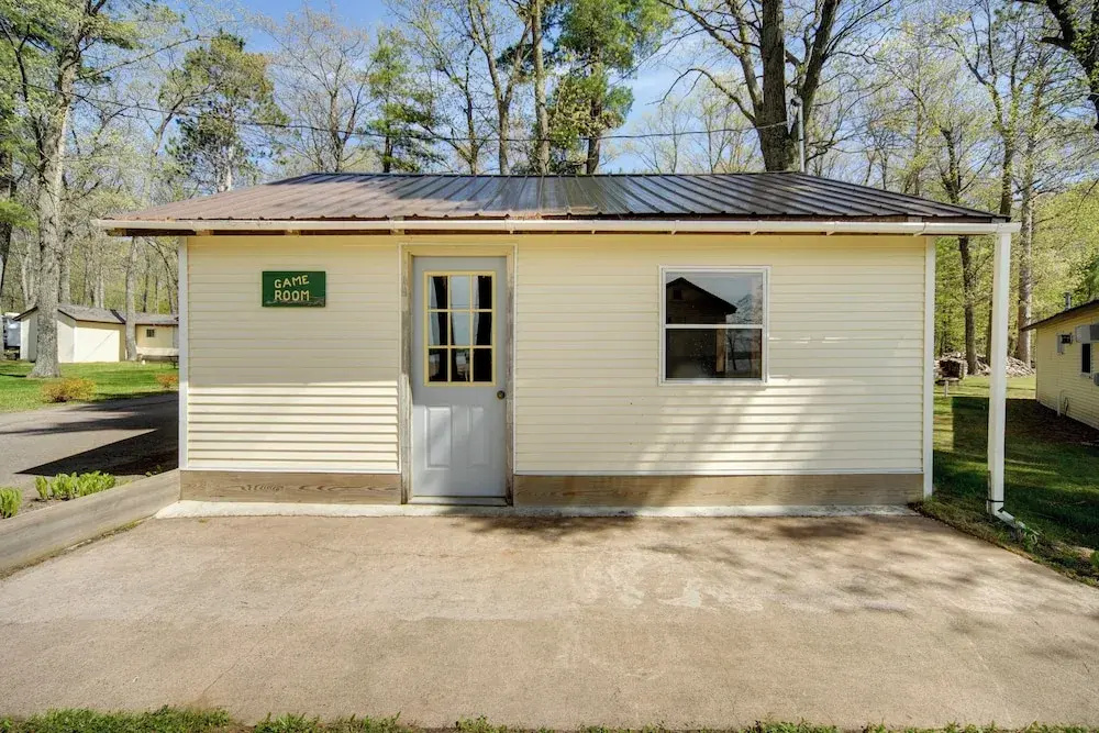 Convenient Cabin w/ Access to 3 Boat Docks!