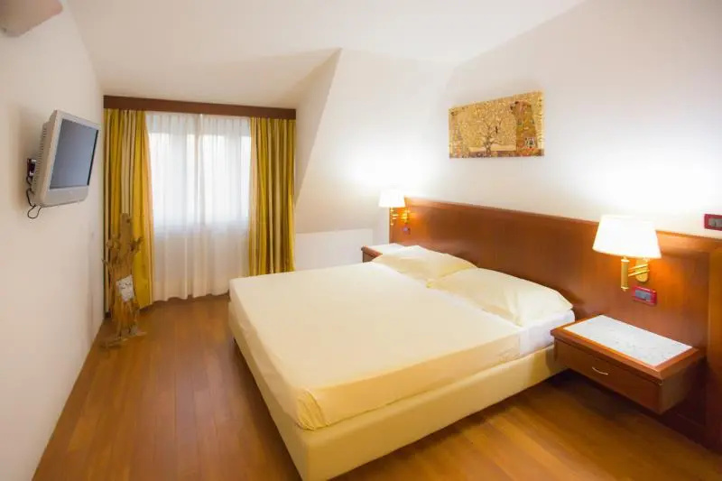 Classic Double room (full double bed)
