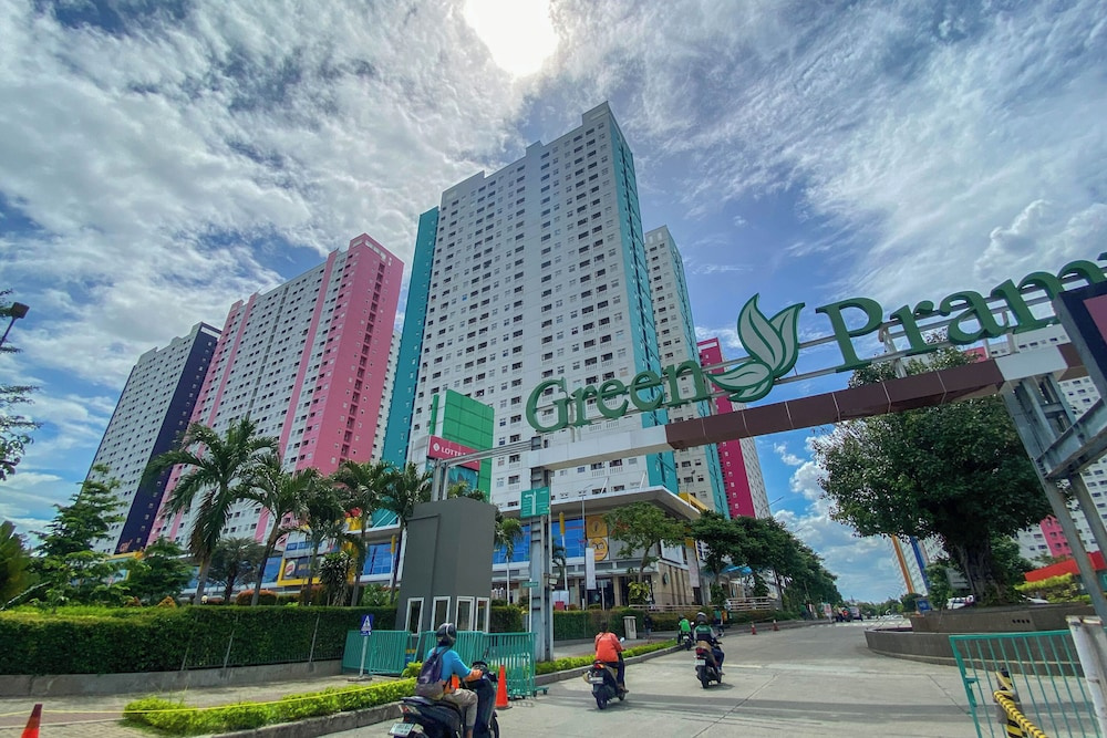 Warm And Restful 2Br At Green Pramuka City Apartment