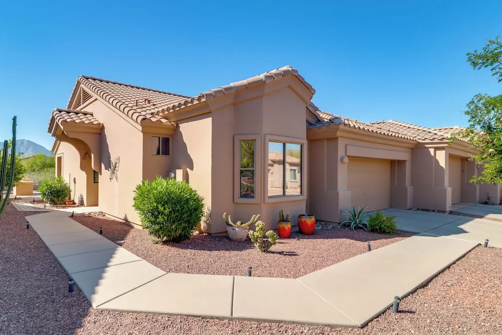 Golf, Hike & Unwind: Oro Valley Townhome w/ Patio!