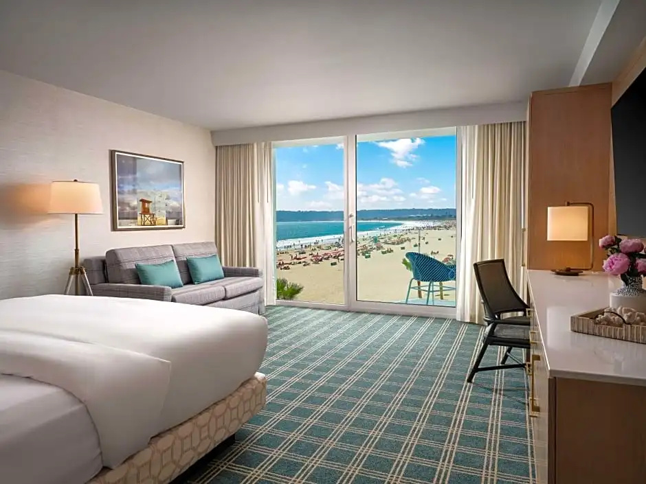 The Views Double Suite with ocean view (full double bed)