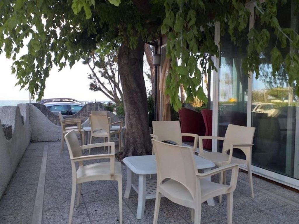 Room in B&B - Spacious Double Room a Stone Throw From the sea
