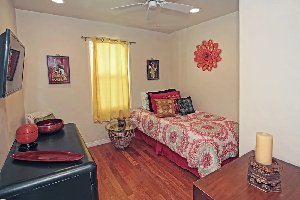3909 Marcus Ave Shie1 4 Bedroom Duplex