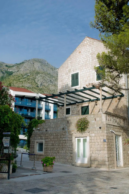 Standard Single room with balcony and with partial sea view