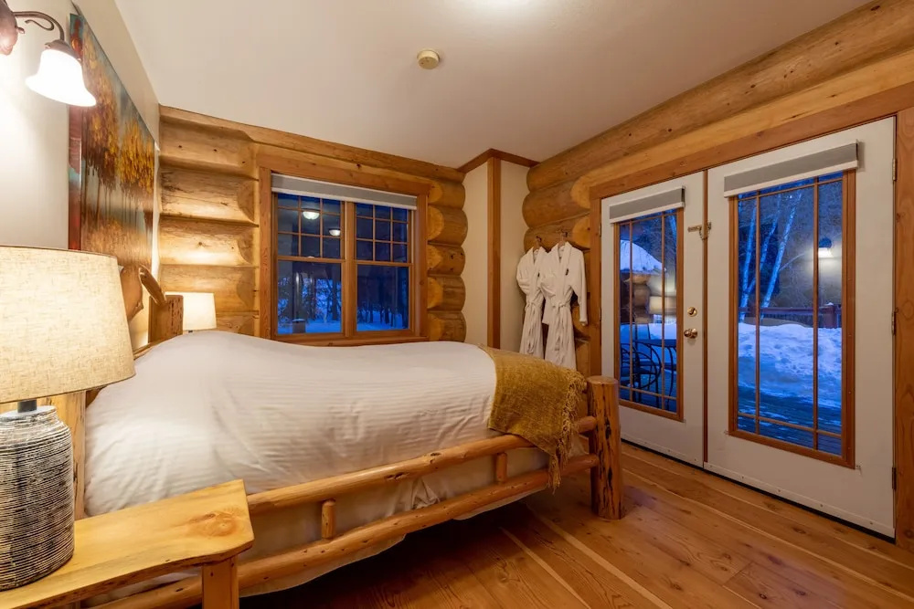 Deluxe Double room with balcony and with mountain view (full double bed)