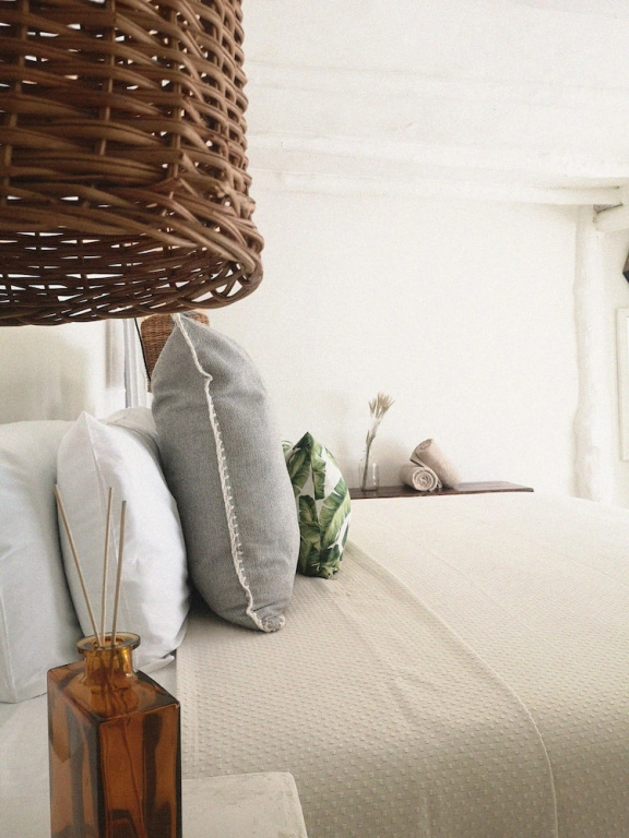 Standard Double room with partial ocean view (full double bed)