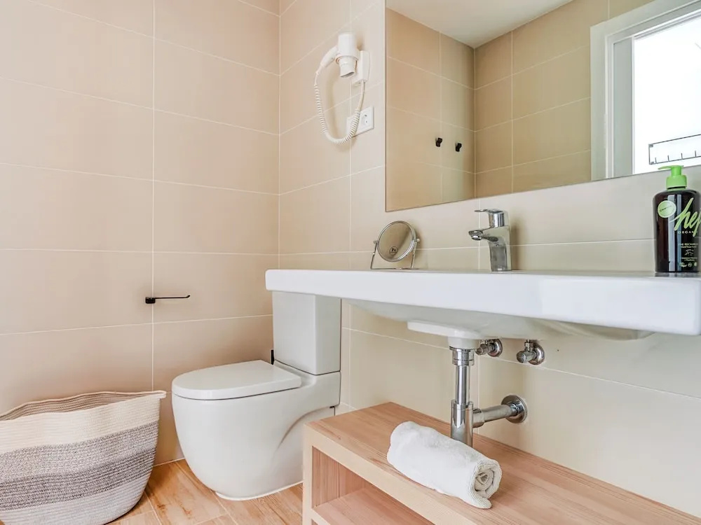 Отель Limehome Barcelona Carrer de Besalú 82 в Барселоне