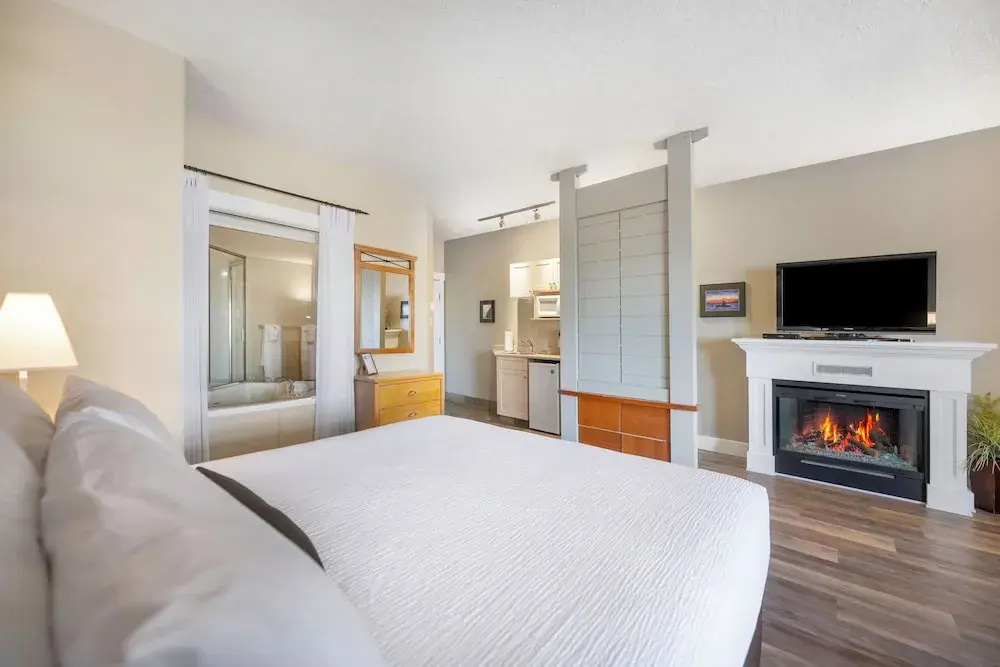 Deluxe Double Suite with balcony and with city view (full double bed)