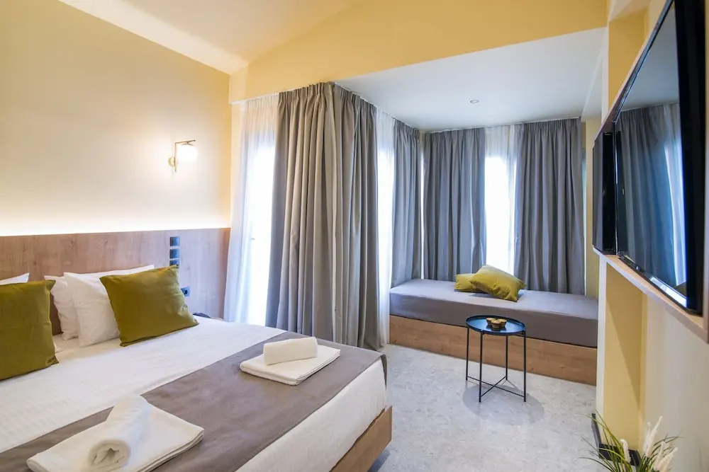 Deluxe Triple room with city view