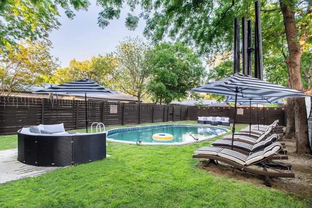 Lamar Suites by Avantstay 2 Homes w/ Shared Pool