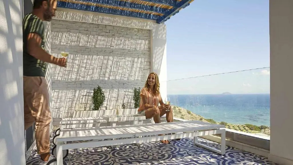 Deluxe Double Suite with sea view full double bed