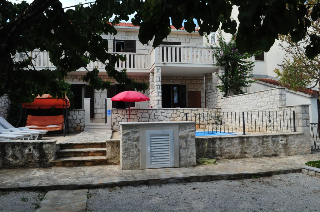 Apartment Marija - with pool : A1 Supetar, Island Brac