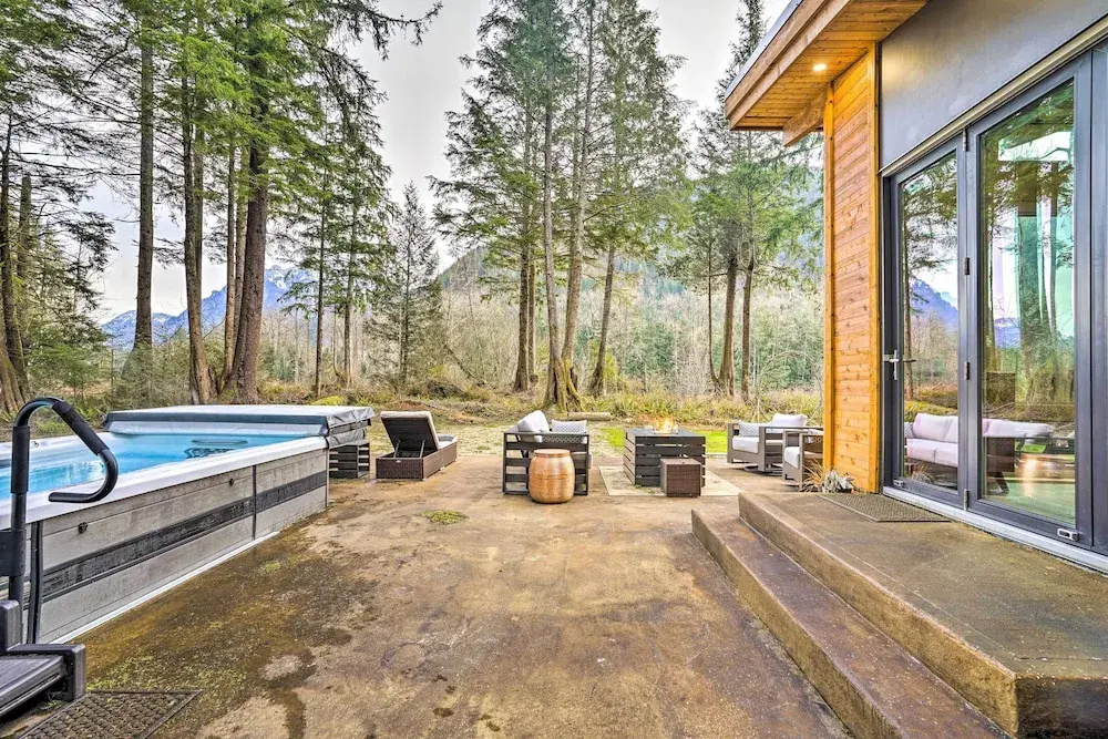 Heated Swim Spa! 15-acre Cabin on Skykomish River