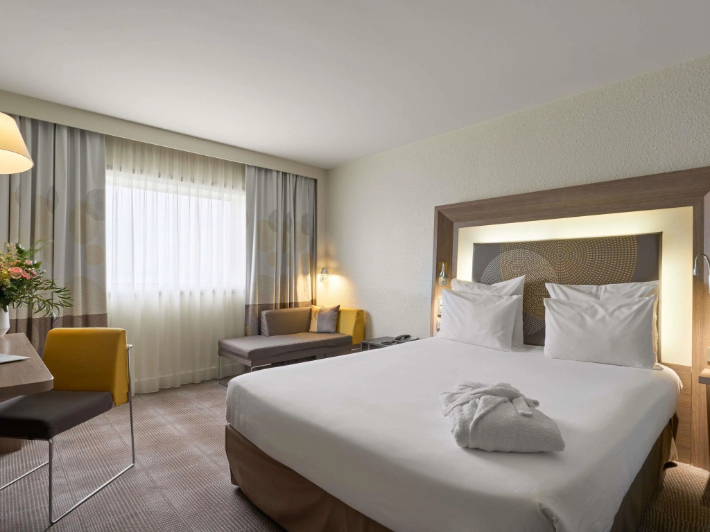 Отель Novotel Paris La Défense Esplanade в Курбевуе