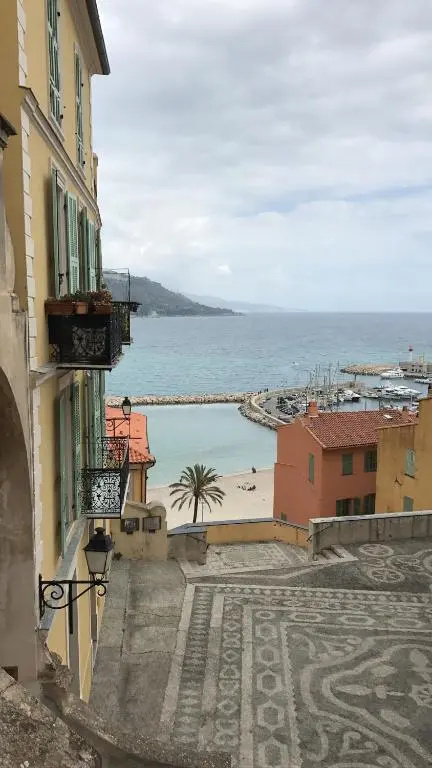 Voir la photo 1 — Menton nella vecchia città con vista mare