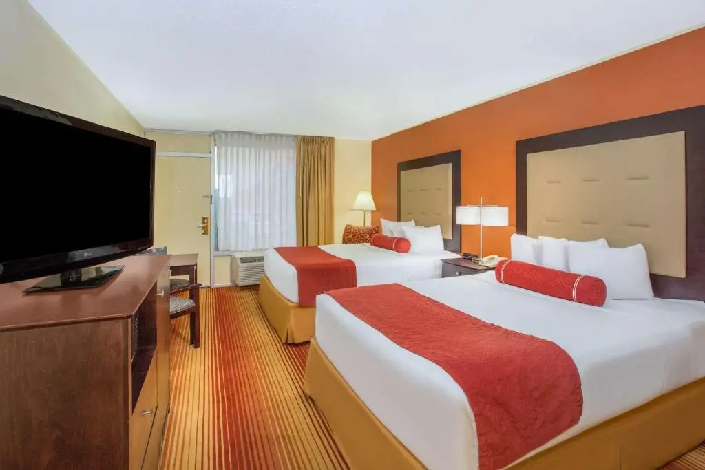 Standard Sextuple room with balcony