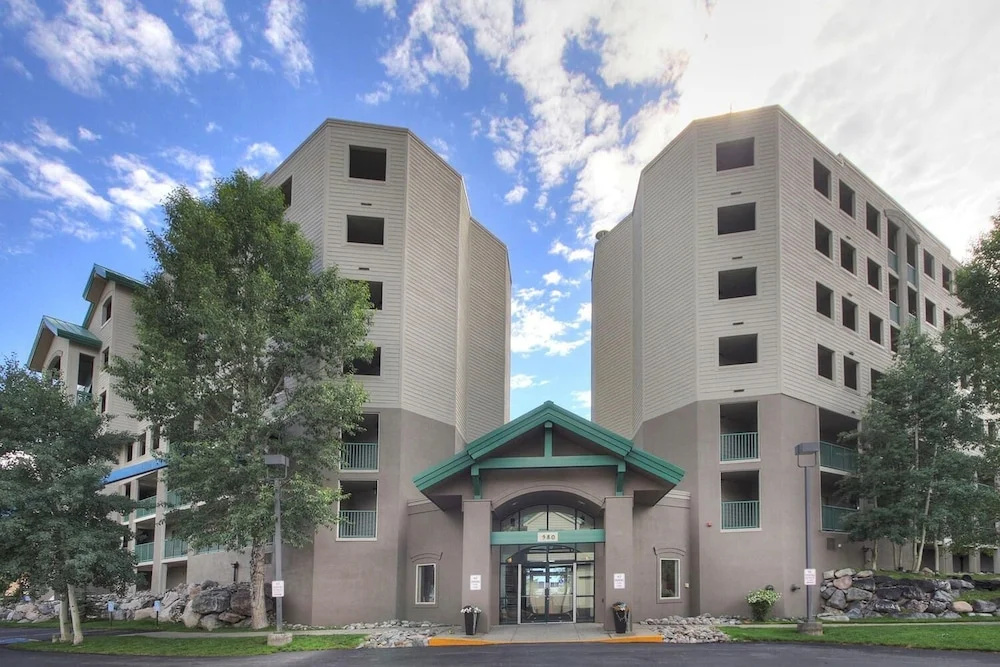 Towers at Lakepoint 605 by RedAwning