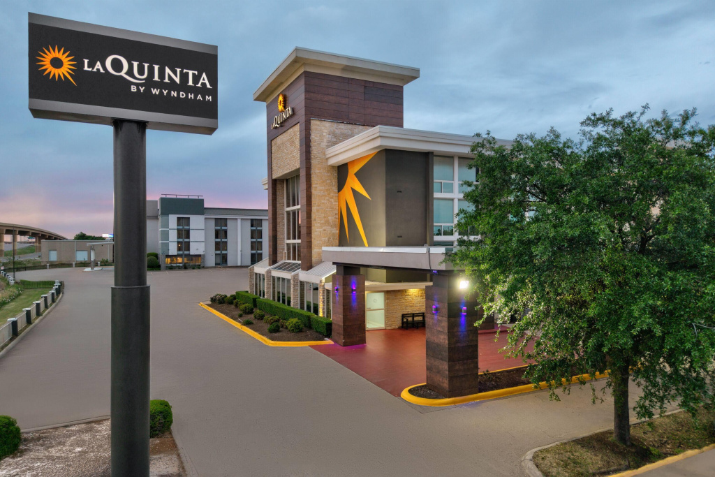 La Quinta Inn & Suites by Wyndham Dallas I-35 Walnut Hill Ln — фото