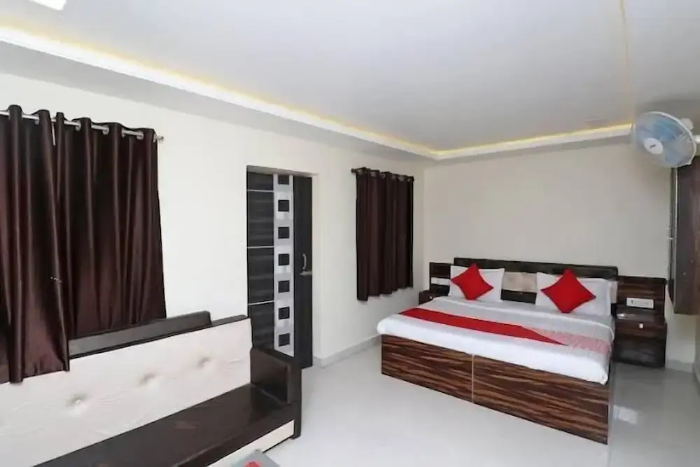 Deluxe Double room (full double bed)