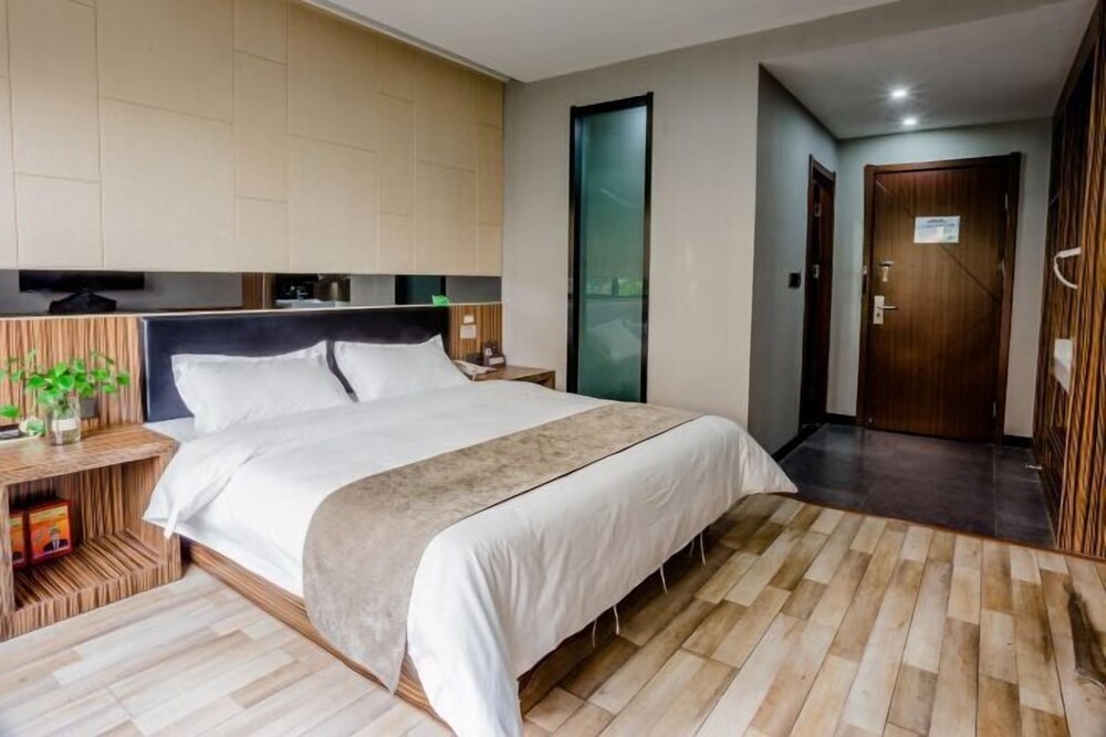 Durian Candy Select Hotel (Zhenjiang South High-speed Railway Station) in Zhenjiang