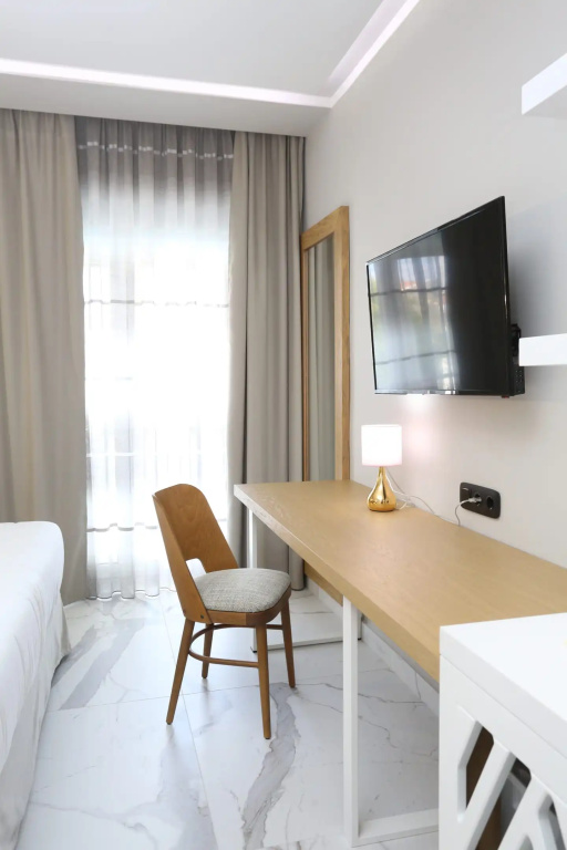 Deluxe room with pool view