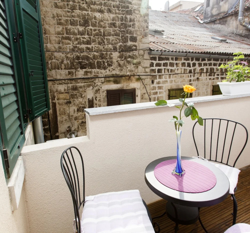 Classic Double room with balcony (full double bed)