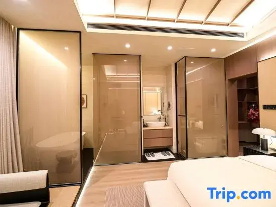 6 Bedrooms Triple Villa