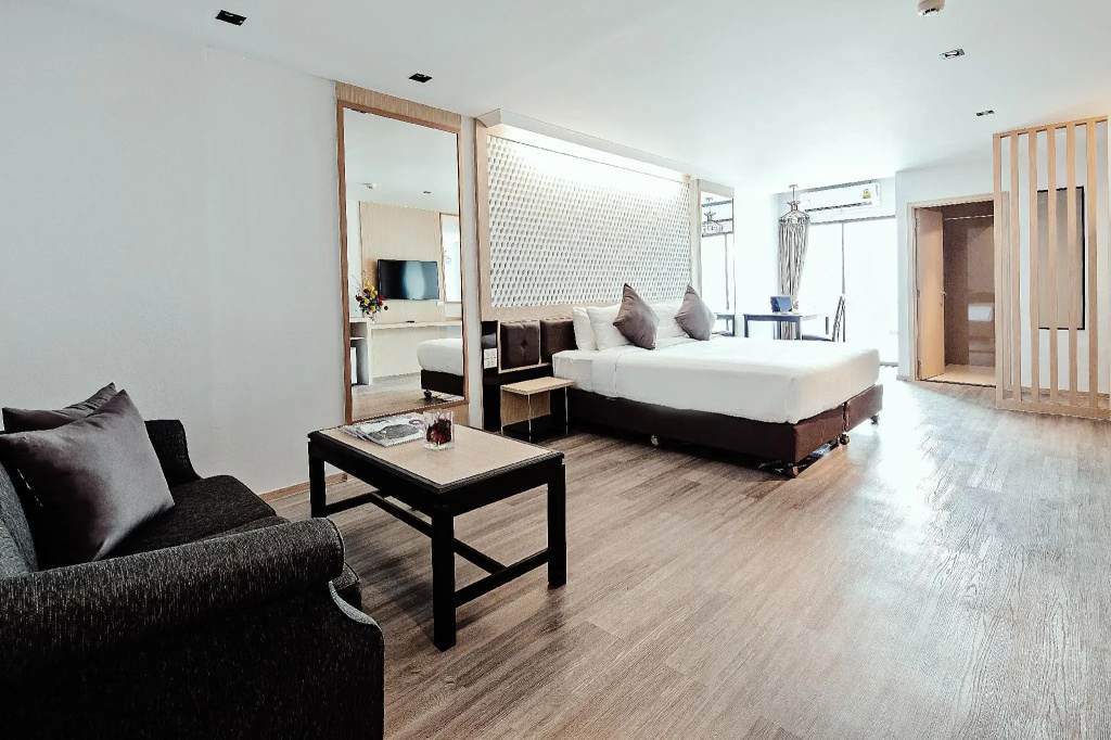 Three Sukhumvit Hotel — фото