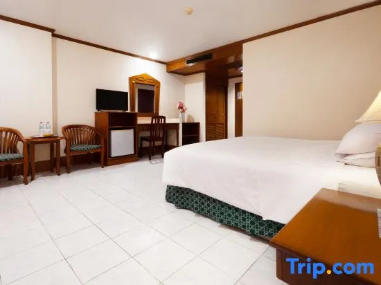 Двухместный номер Standard с видом на море двуспальная кровать в Kata Sun Beach Hotel